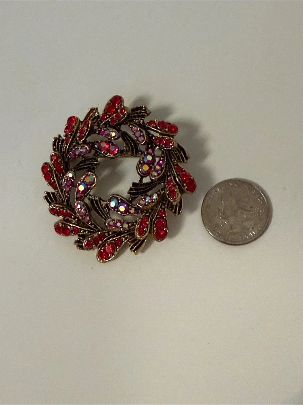VINTAGE BROOCH PENDANT DARK BRUSHED GOLD RED & IRIDESCENT AB RHINESTONES WREATH